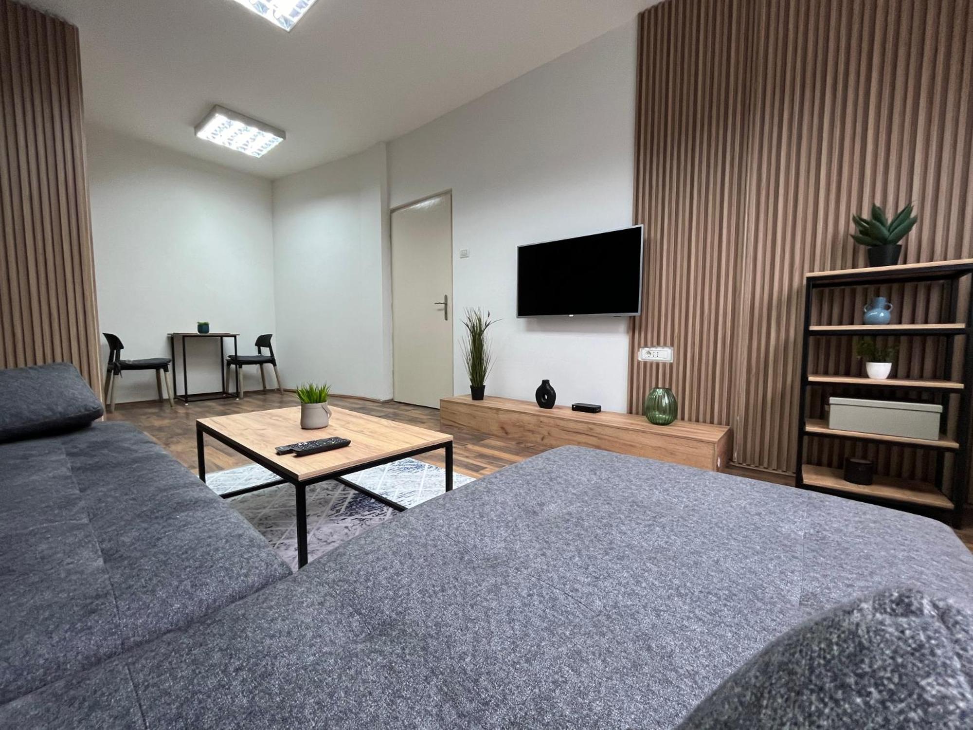 Central M - 5 Apartments Szkopje Kültér fotó