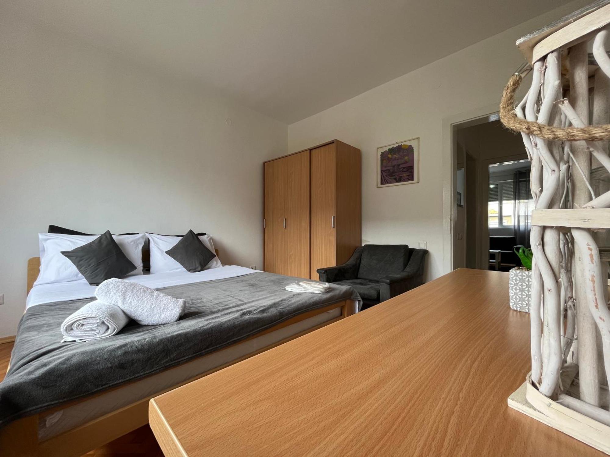 Central M - 5 Apartments Szkopje Kültér fotó